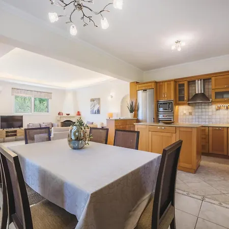 In With Private Pool & Gardens Villa