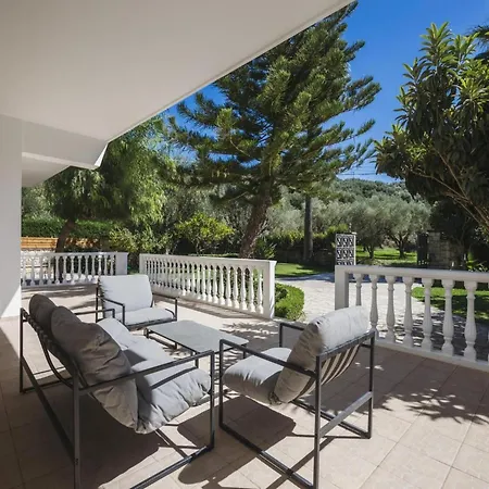 In With Private Pool & Gardens