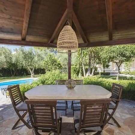 In With Private Pool & Gardens