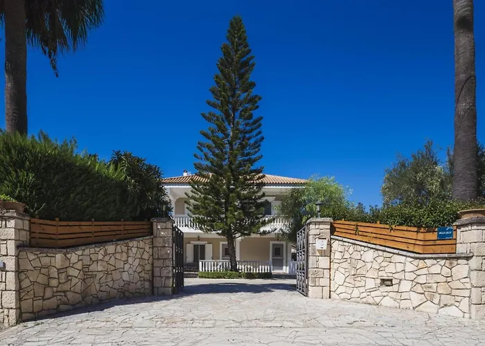 In With Private Pool & Gardens Kypseli