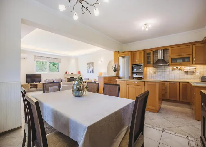 In With Private Pool & Gardens Βίλα