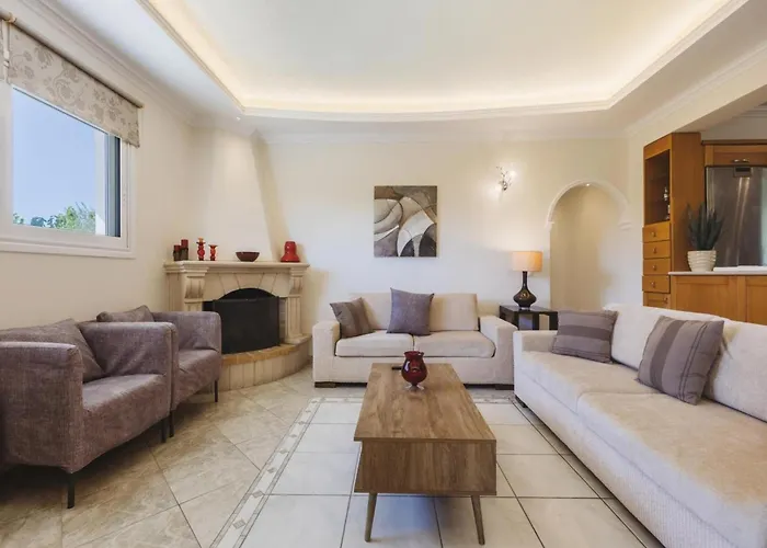 In With Private Pool & Gardens * Kypseli