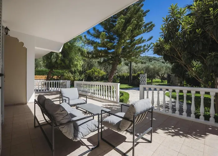 In With Private Pool & Gardens