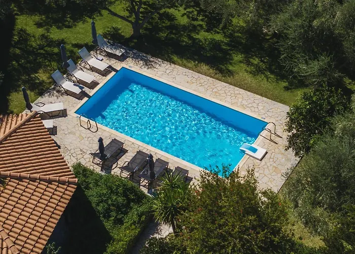 Βίλα In With Private Pool & Gardens *