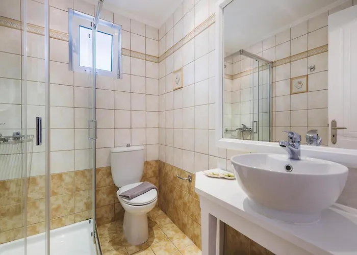 Villa In With Private Pool & Gardens Kypseli