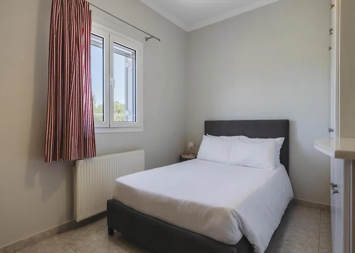 In With Private Pool & Gardens Κυψέλη