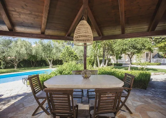 In With Private Pool & Gardens