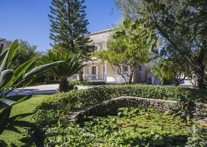 Βίλα In With Private Pool & Gardens *