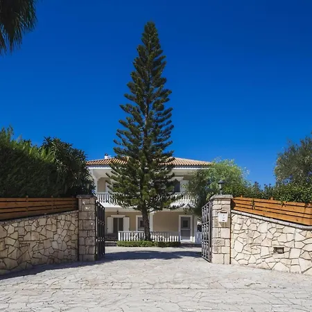 In With Private Pool & Gardens Kypseli