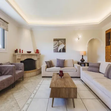 In With Private Pool & Gardens * Kypseli