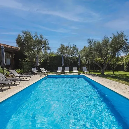 In With Private Pool & Gardens * Kypseli