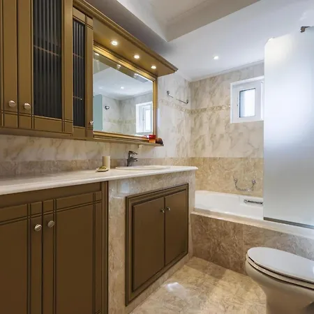 In With Private Pool & Gardens *