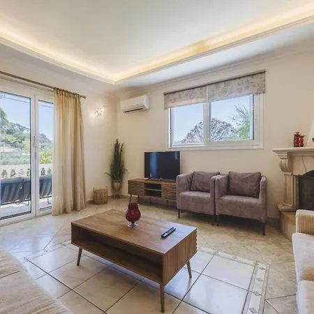 In With Private Pool & Gardens Kypseli