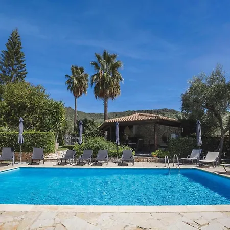 In With Private Pool & Gardens Willa